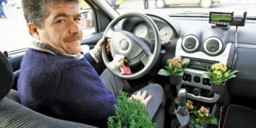 Alazem nu primeşte comenzi prin staţie. Îi place să-şi analizeze clienţii şi să-l vadă şi ei înainte de a pleca în cursă