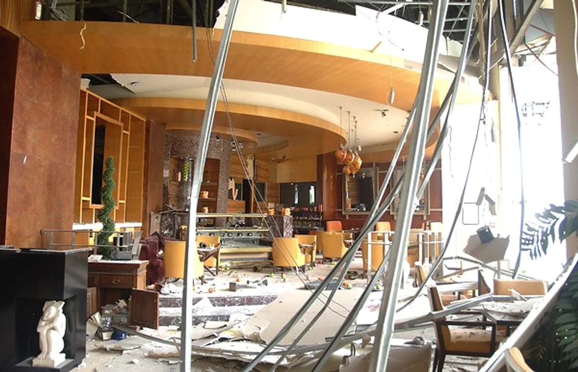 
    Aşa arăta restaurantul din hotelul Ritz-Carlton din Jakarta după atentatul sinucigaş  