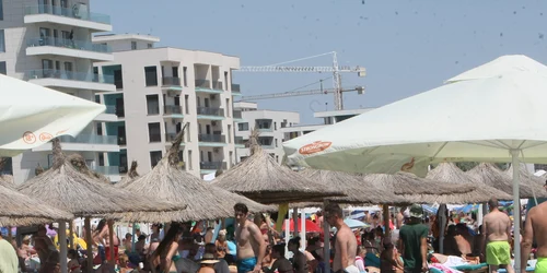 Om lângă om, şezlong lângă şezlong la Mamaia Nord Năvodari  jpeg