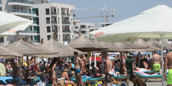 Om lângă om, şezlong lângă şezlong la Mamaia Nord Năvodari  jpeg