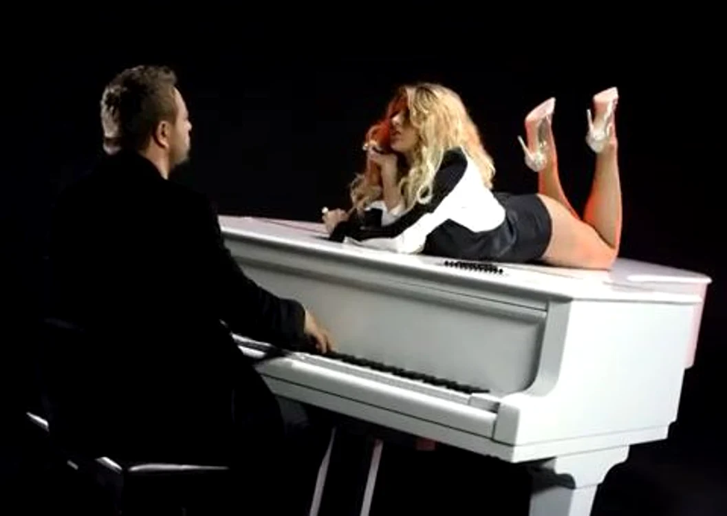 
    Solista şi-a pus farmecele la bătaie pentru ultimul videoclip  