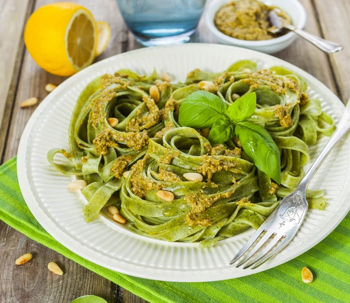 
    Paste cu urzici și sos pesto  