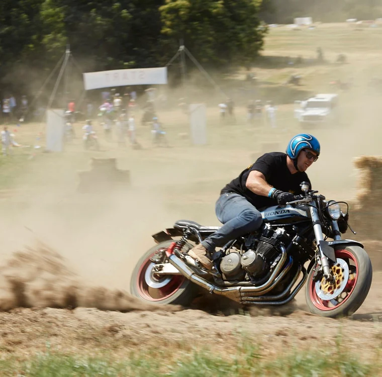 Karl este pasionat de cursele de Hard Enduro