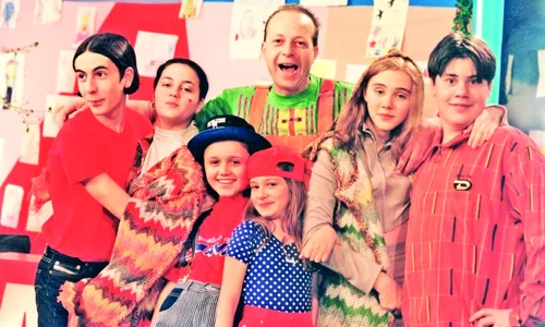 Alături de Marian Râlea (Magicianul  de la “Abracadabra”) şi ceilalţi copii   Dana e fetiţa cu şapcă roşie jpeg