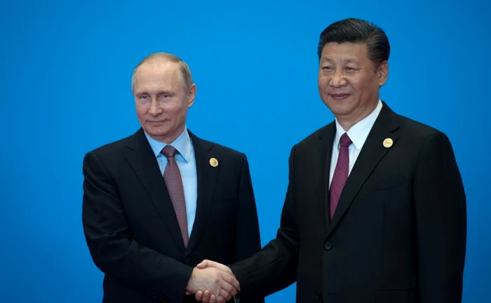 Vladimir Putin (stânga) şi liderul chinez, Xi Jingpeng, pot aranja şi un meci amical de fotbal pentru echipele lor naţionale, în viitorul apropiat