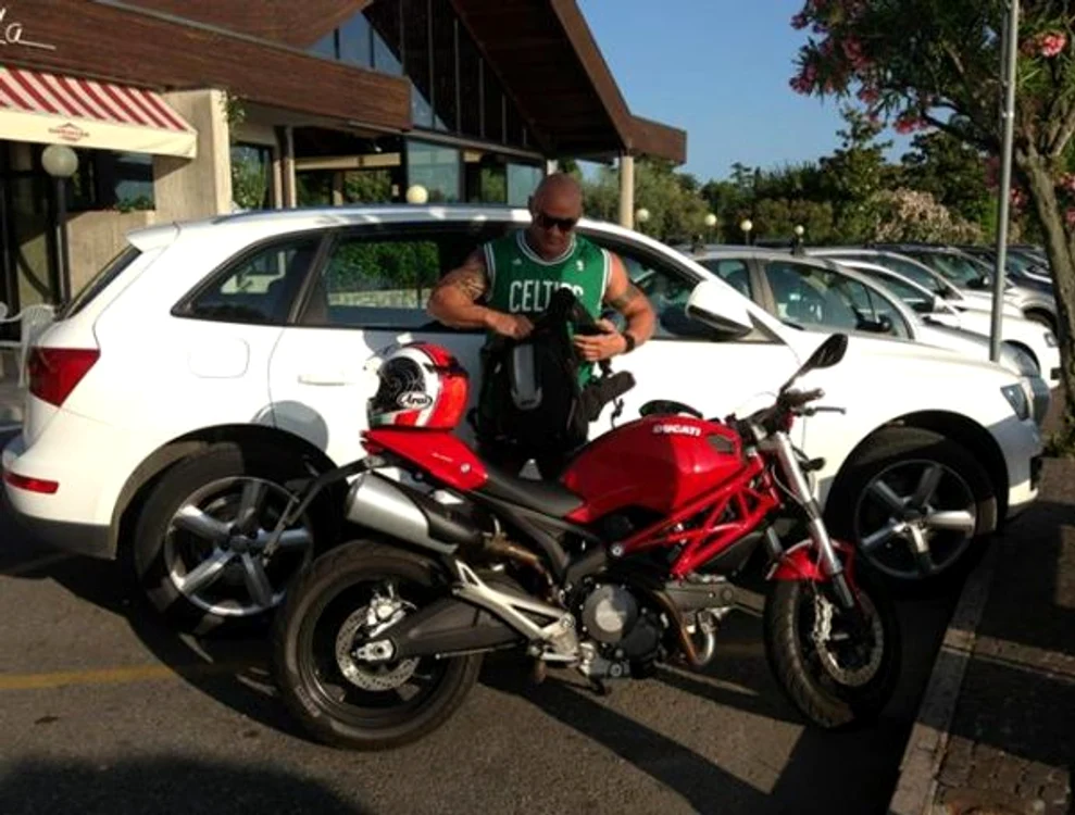 Iubitul româncei este pasionat de motoare