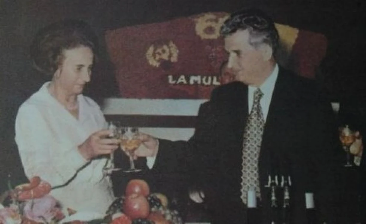 Elena şi Nicolae Ceuaşescu erai aniversaţi pe bazaă de măsuri şi circulare de un popor întreg