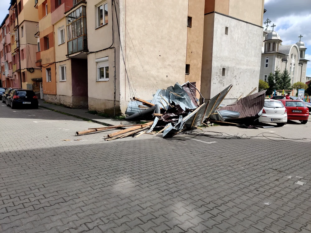 Un acoperiș luat de furtună
