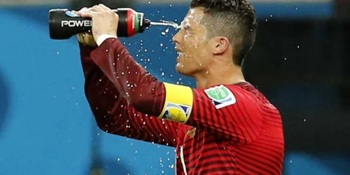 Portughezul Cristiano Ronaldo se stropeste cu apa in timpul meciului cu Statele Unite.pe arena Amazonia din Manaus FOTO Reuters 