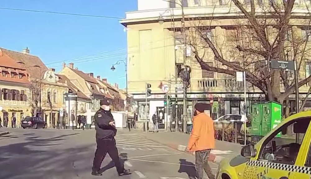 Ce măsuri s-au luat în cazul polițistului local din Sibiu care a lovit un om al străzii 