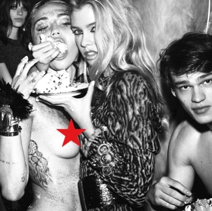 Miley Cyrus (22 de ani) și Stella Maxwell (25 de ani)