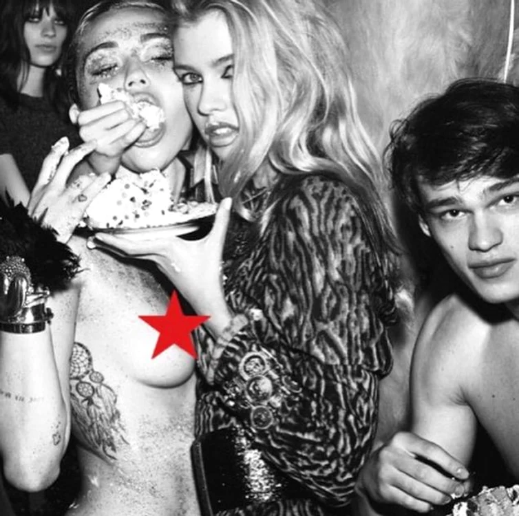 Miley Cyrus (22 de ani) și Stella Maxwell (25 de ani)