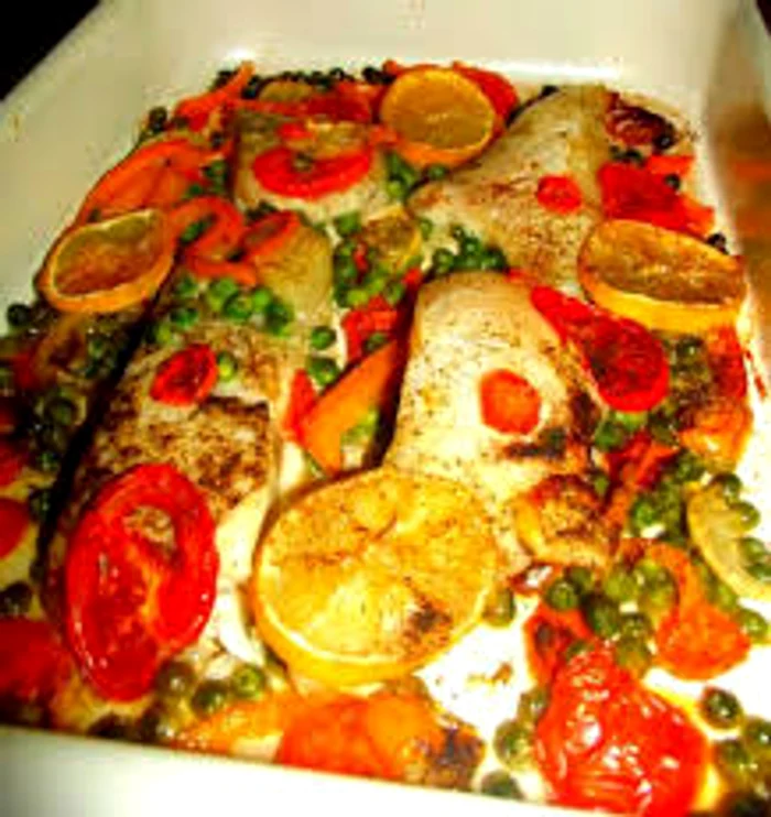 
    Peștele cu legume este un meniu sănătos Sursa foto: rețetacala bunica.ro  