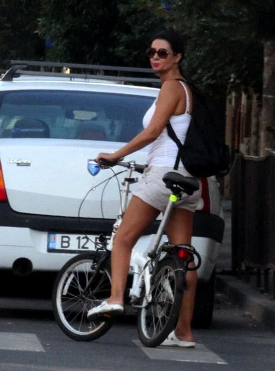 Mama Antoniei a fost surprinsă recent de fotoreporterii Click!, prin oraş