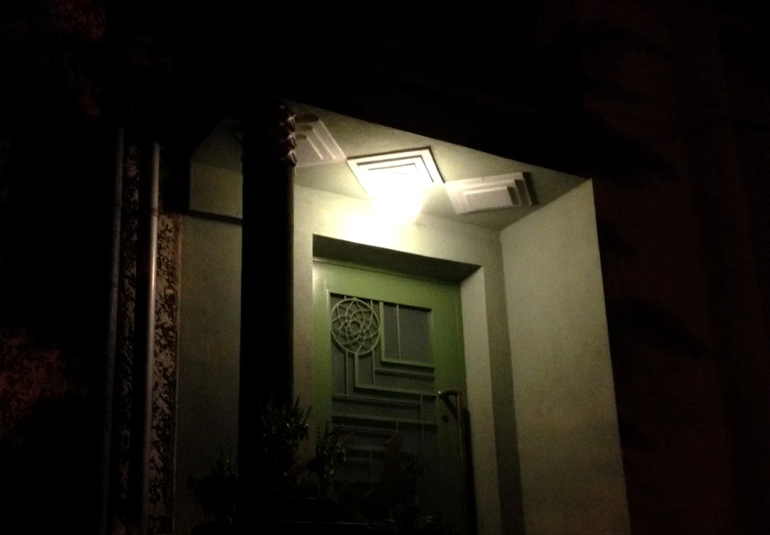 Arhitectură Art Deco admirata în arşiţa nopţii, cartierul Domenii. FOTO: Valentin Mandache