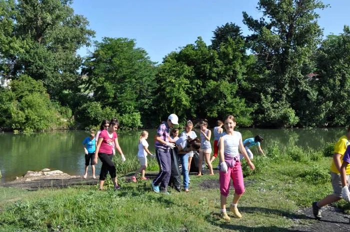 Voluntarii au muncit si in vacanta