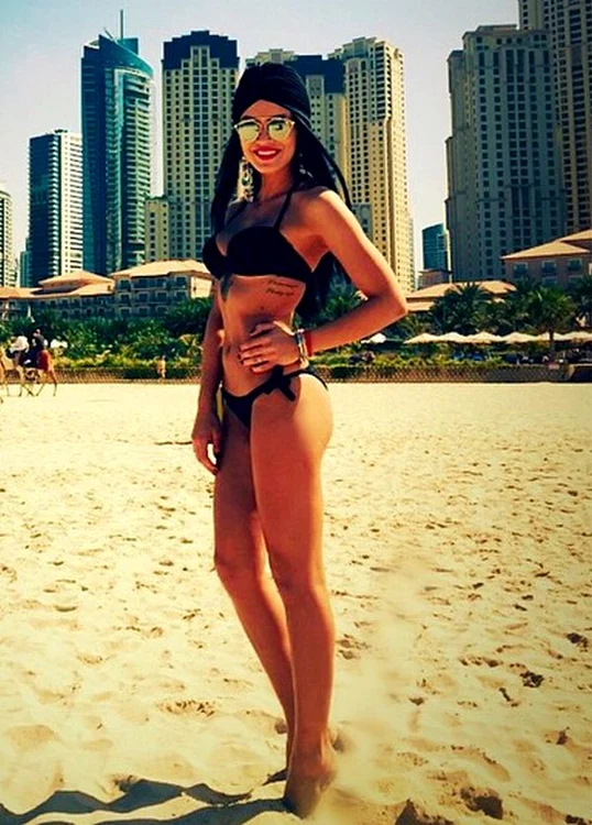 Nici pe plajă bruneta nu a renunţat la turban