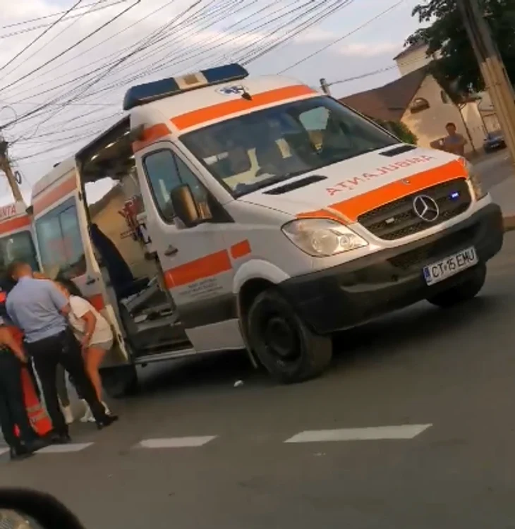 Una dintre tinere, în stare de șoc, le povestește polițiștilor ce s-a întâmplat
