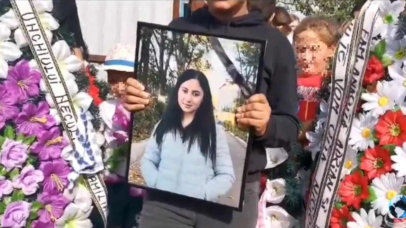O mare de copii poartă în mâini fotografii cu chipul Alinei. Foto: Antena 3 CNN.