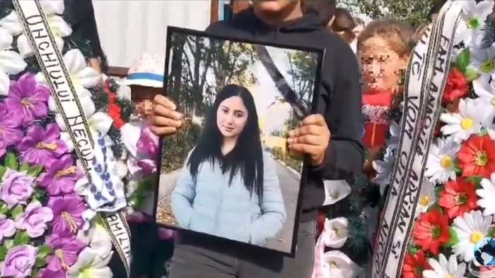 O mare de copii poartă în mâini fotografii cu chipul Alinei. Foto: Antena 3 CNN.