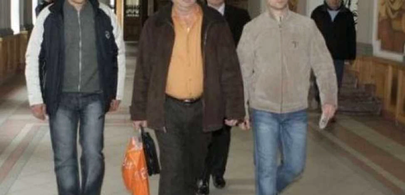 Ioan Dobrescu (mijloc) a fost prins în flagrant de poliţiştii clujeni. FOTO: Adevărul