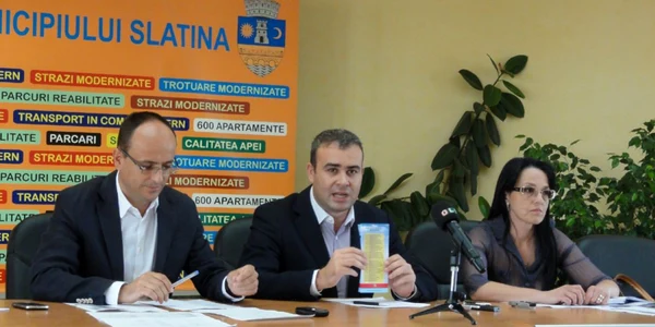 Edilul Darius Vâlcov (în centru) a venit la conferinţă fluturând pliantul electoral de la alegerile din vară