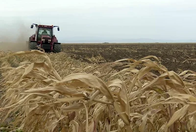 tractor arat porumb png