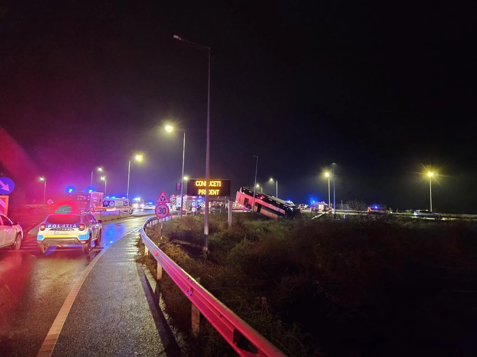 Plan Roşu de Intervenţie la Brăila: un autobuz plin cu ucraineni a ieşit în afara şoselei şi a ajuns într-un şanţ