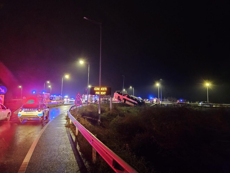 Plan Roşu de Intervenţie la Brăila: un autobuz plin cu ucraineni a ieşit în afara şoselei şi a ajuns într-un şanţ