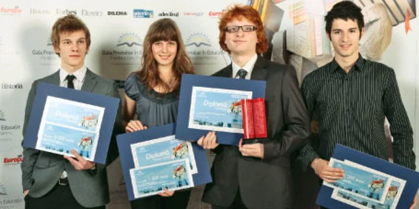 Cristian Emilian Roşu (stânga), alături de ceilalţi câştigători  ai premiilor  „Elevul anului“ 