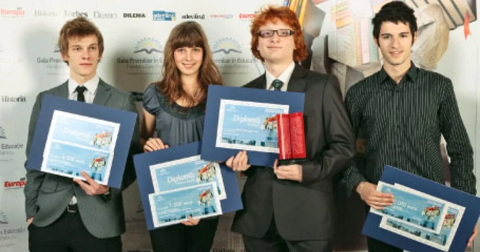 Cristian Emilian Roşu (stânga), alături de ceilalţi câştigători ai premiilor „Elevul anului“