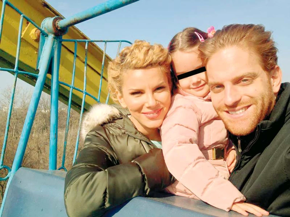 
    Alina, fosta soţie a lui  Jorge, alături de actualul  soţ, Ilan Laufer, care  este ca un tată pentru  micuţa Karina (5 ani)  