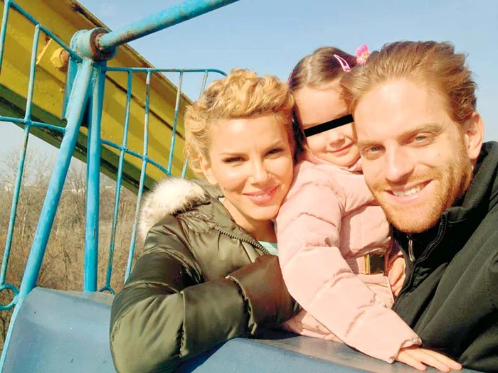 
    Alina, fosta soţie a lui  Jorge, alături de actualul  soţ, Ilan Laufer, care  este ca un tată pentru  micuţa Karina (5 ani)  