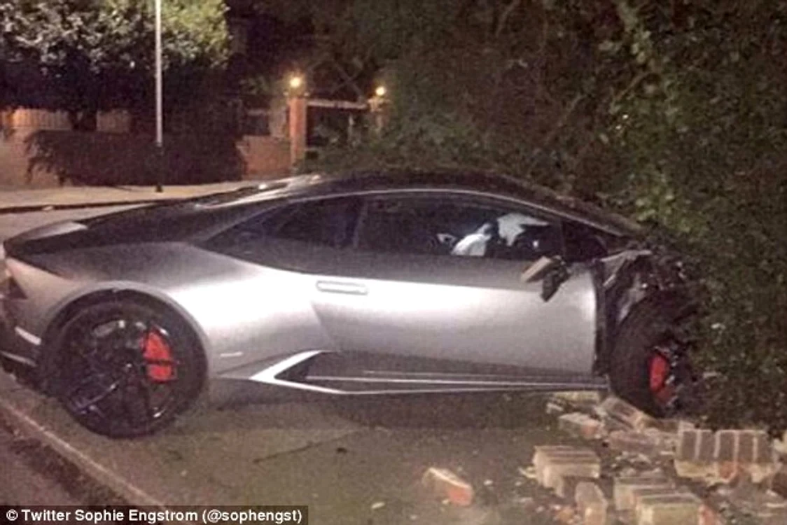 
    Diafra Sakho, atacantul lui West Ham United, a intrat cu un Lamborghini în casa unei fete din EssexFoto Click!  