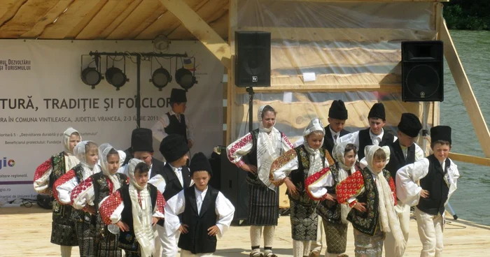 Copiii au încântat invitaţii cu dansul popular.