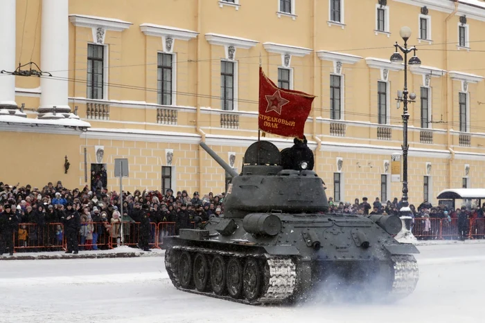 Tanc rusesc T-34 in timpul paradei militare care marcheaza 75 de ani de la incheierea asediului asupra Leningradului