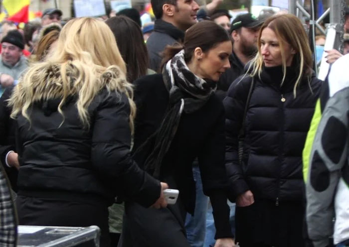 
    Andreea Berecleanu a întârziat la miting şi şi-a parcat maşina unde a apucatfoto: Mihai Ionescu  