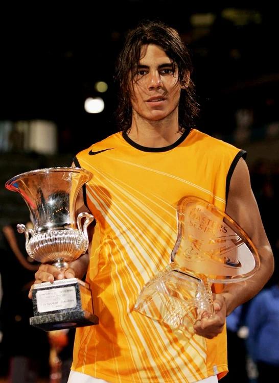 Rafael Nadal la 18 ani, cu trofeul cucerit la Roma, in 2005