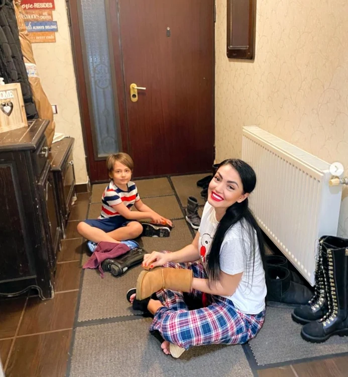 Sâmbătă seara, Andreea Mantea și David (5 ani și jumătate) își lustruiau de zor încălțările