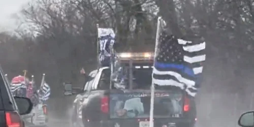 Donald Trump legat de maini si picioare jpg