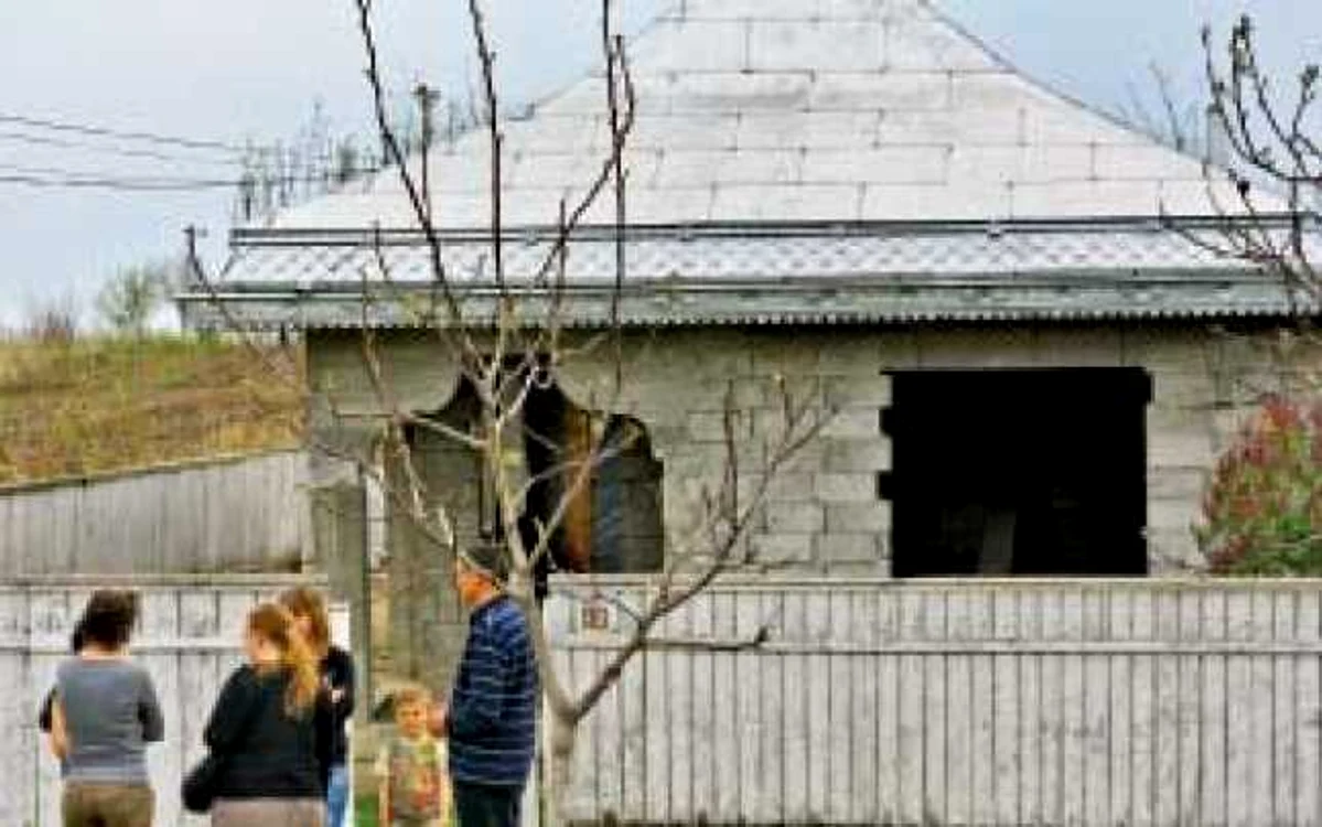 Casa lui Sandu a rămas neterminată după moartea sa, iar cei doi copii (medalion) sunt acum orfani