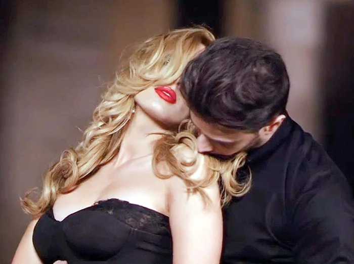 Iulia a fost acoperită cu sărutări