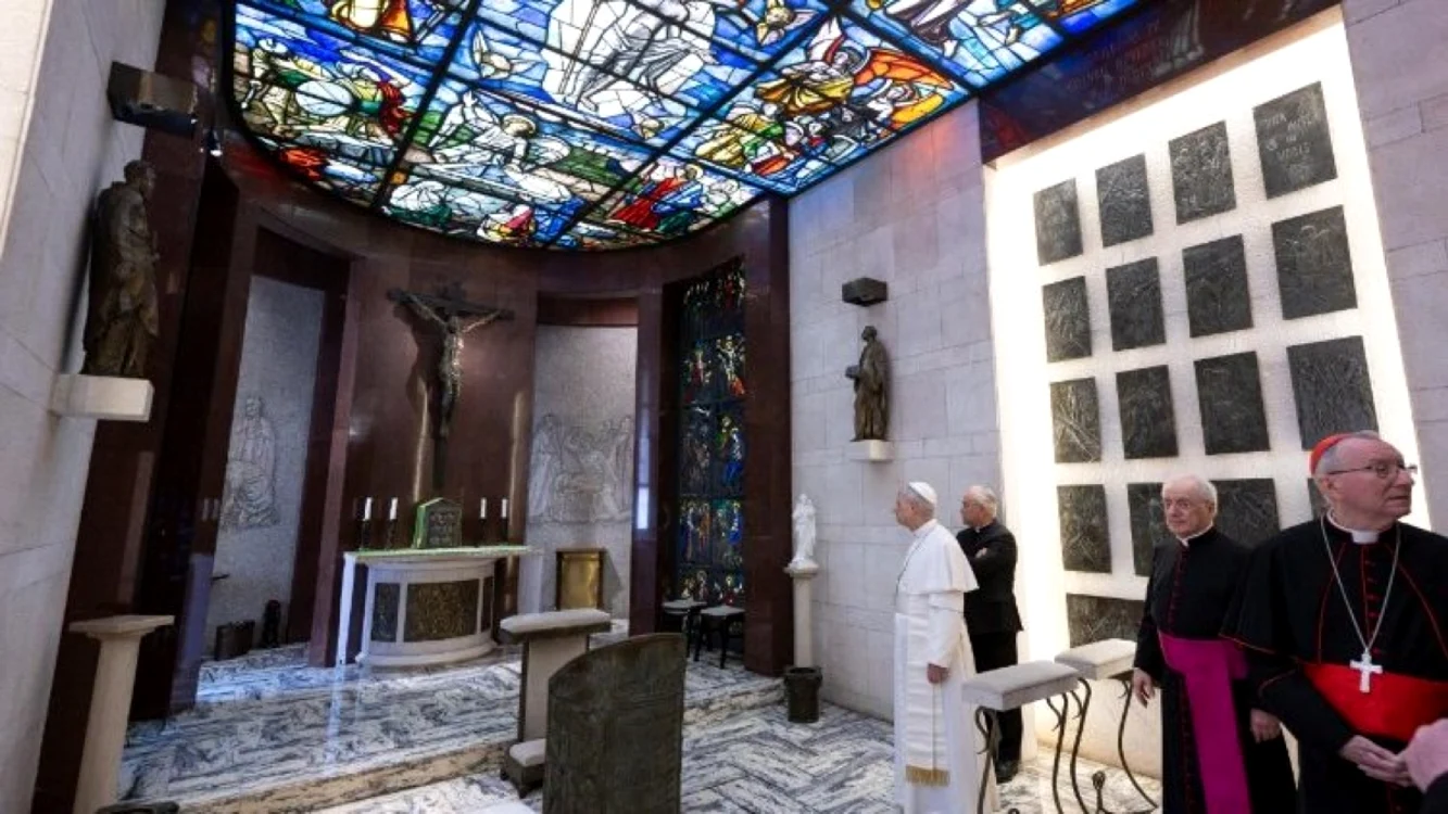 Papa Leon, în capela din apartamentul papal. Foto Vatican News