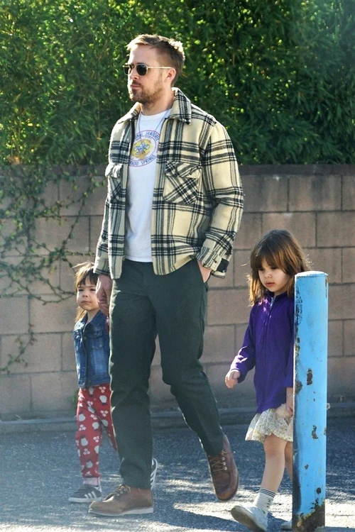 Ryan Gosling și-a scos fiicele în oraș pentru micul dejun