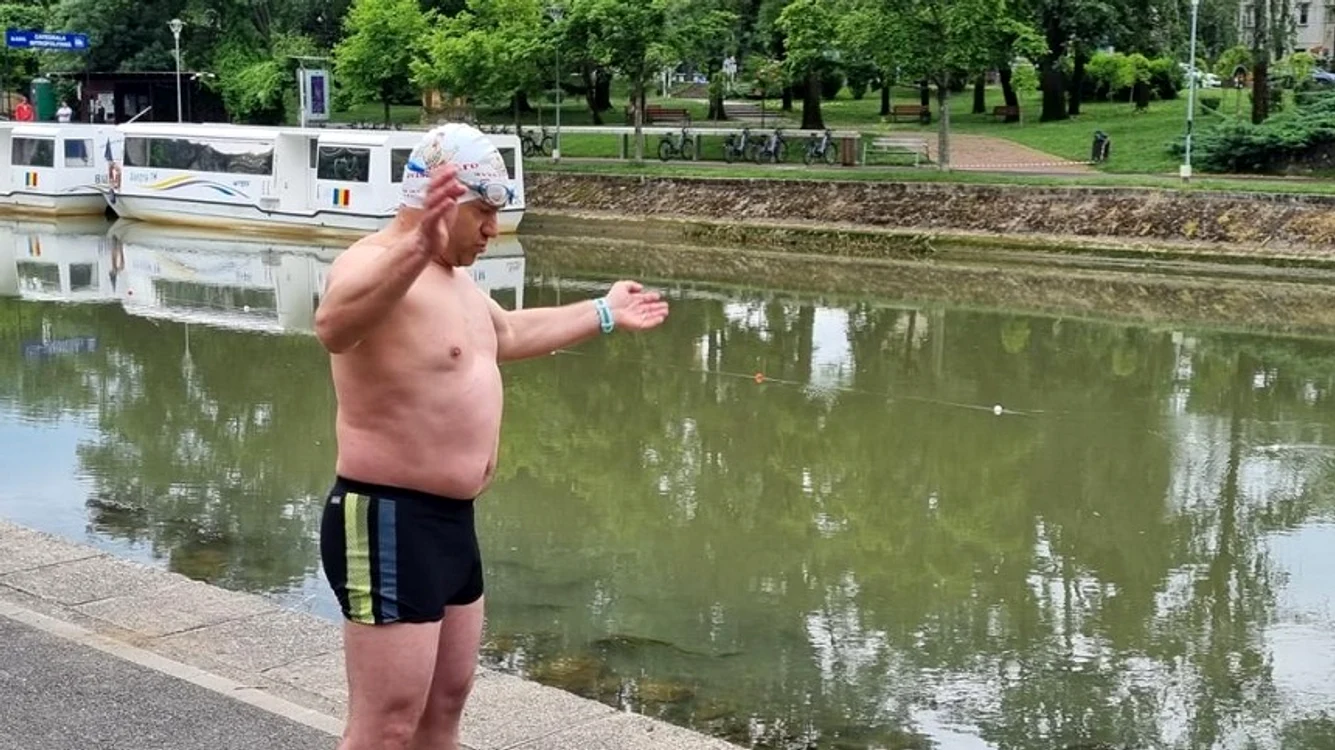 Înotătorul Avram Iancu a pornit antrenamentul de 12 ore pe BegaFoto: News.ro