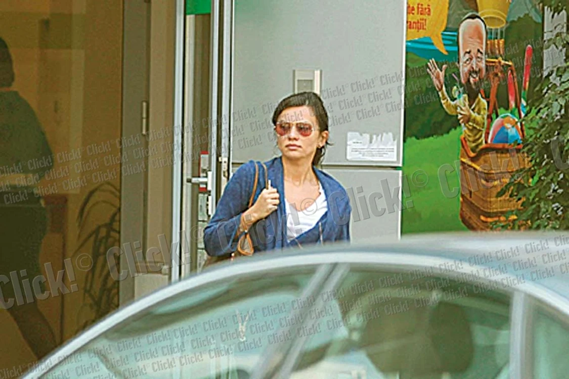 Mirela Stelea a fost surprinsă ieri de fotoreporterii Click! tristă, când pleca de la atelier pentru a-și rezolva câteva probleme (Fotografii: Mihai Ionescu)
