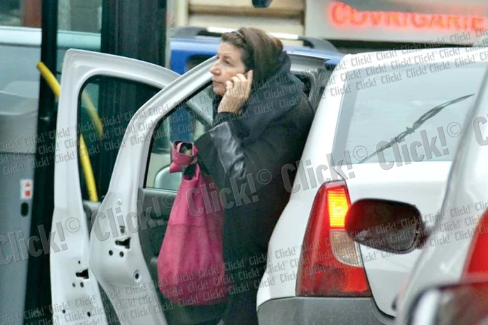 Maria Ionescu (83 de ani)  a fost surprinsă de  reporterii Click! în  blocul unde locuiește  Magda Catone (Fotografii: Alex Muscaliu)