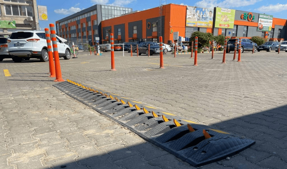 Limitatoare cu țepi la un centru comercial din Iaşi. Intri pe interzis, te alegi cu cauciucurile găurite
