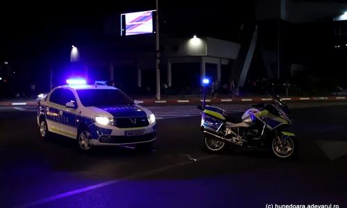 Masina si motocicleta de politie in trafic seara   Foto Daniel Guță ADEVĂRUL JPG