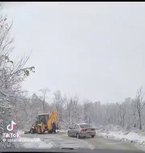 Material antiderapant împrăștiat „la mână“ pe un drum din județul Gorj. Primar: „Avem utilaje suficiente“ VIDEO